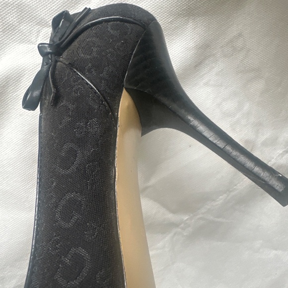 Woman, pointy designer shoes. Guess - Picture 2 of 2